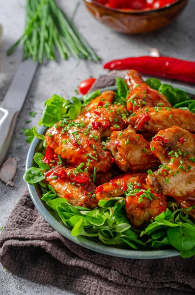 Kuřecí Křidélka Česnekem Chilli Papričkami Červenou Omáčkou — Stock fotografie