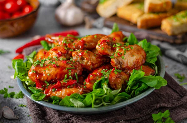 Kuřecí Křidélka Česnekem Chilli Papričkami Červenou Omáčkou — Stock fotografie