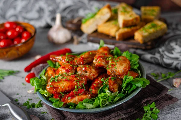 Kuřecí Křidélka Česnekem Chilli Papričkami Červenou Omáčkou — Stock fotografie