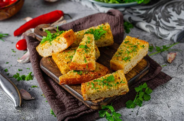 Prato Delicioso Simples Baguete Alho Com Ervas Frescas Manteiga — Fotografia de Stock