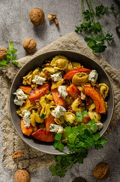 Nydelig Velsmakende Pasta Stekt Gresskar Skarp Blå Ost – stockfoto