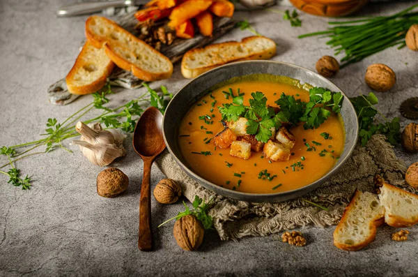 Cremige Und Köstliche Suppe Aus Geröstetem Kürbis Frischen Kräutern Und — Stockfoto