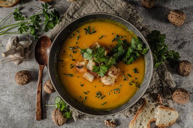 Kremalı ve lezzetli çorba kavrulmuş balkabağı, taze otlar ve çıtır tost.