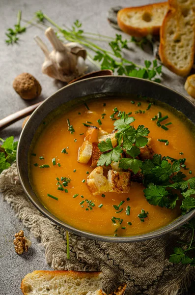 Creamy Delicious Soup Roasted Pumpkin Fresh Herbs Crispy Toast — Stock Photo, Image