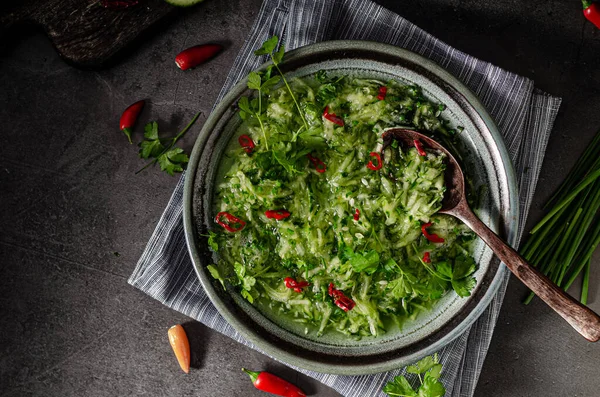 Egyszerű Friss Saláta Uborkával Ecettel Cukorral Chilivel — Stock Fotó
