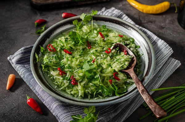 Egyszerű Friss Saláta Uborkával Ecettel Cukorral Chilivel — Stock Fotó