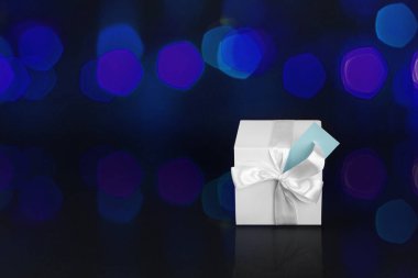 Beyaz kurdeleli beyaz hediye kutusu. Arka plan bulanık. Metin için boşluk