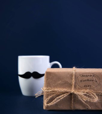 Mutlu Babalar Günü konsepti. Siyah bıyıklı bir fincan kahve, hediye.. 