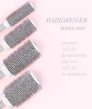 Kuaförlerin çeşitli boyutlarda fırçaları. Saç şekillendirme için 
