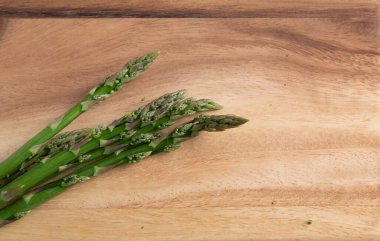 Tahtada taze kuşkonmaz var. üst görünüm - resim