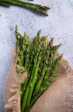 Çuval bezinde taze yeşil kuşkonmaz. üst görünüm - resim