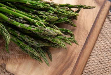 Çuval bezinde taze yeşil kuşkonmaz. üst görünüm - resim