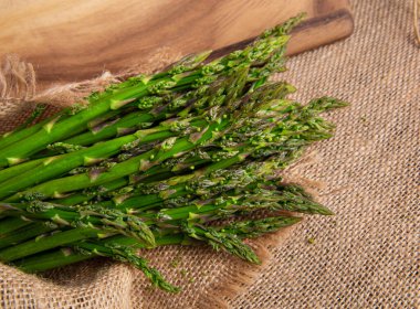 Çuval bezinde taze yeşil kuşkonmaz. üst görünüm - resim