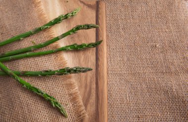 Tahtada taze kuşkonmaz var. üst görünüm - resim