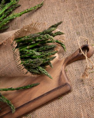 Tahtadaki çuval bezinde taze kuşkonmaz. üst görünüm - resim