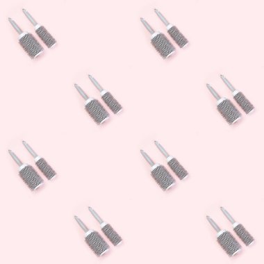 Pembe arka planda pürüzsüz renkli saç fırçası deseni. 