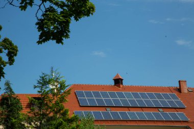 Evin kırmızı çatısındaki güneş panelleri