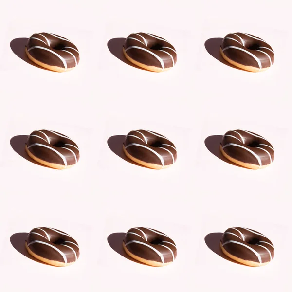 Padrão de verão com donut de chocolate em um fundo leve . — Fotografia de Stock