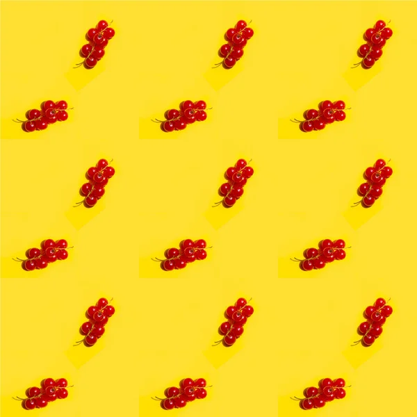 黄色の背景に赤スグリ。シームレスなテクスチャ。パターン. — ストック写真