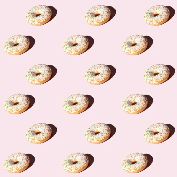 Vários Donuts com cobertura branca e paus de açúcar doce colorido . — Fotografia de Stock
