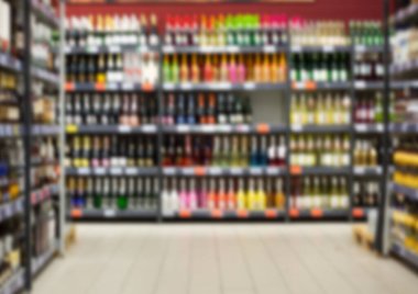 Süpermarketteki raflarda bulanık şişeler var.. 