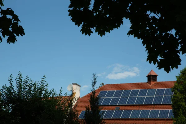 Evin kırmızı çatısındaki güneş panelleri — Stok fotoğraf