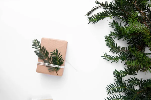 Regalo de papel marrón fácil con árbol de Navidad en mesa blanca — Foto de Stock