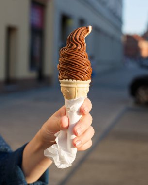  Çocuk el dondurma külahını tutar.