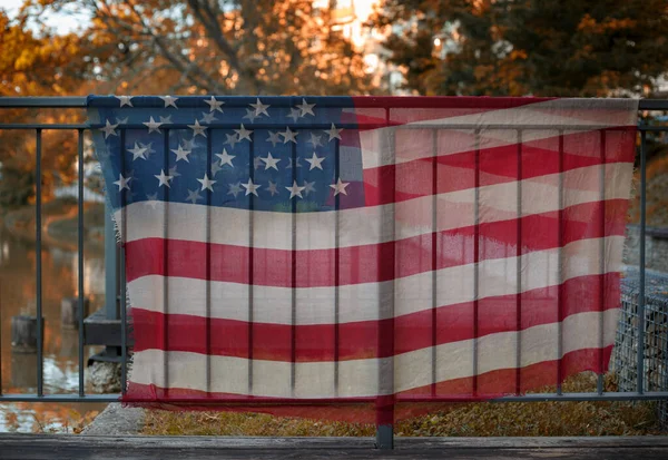 Tela de bandera americana colgada en la barandilla de la terraza —  Fotos de Stock