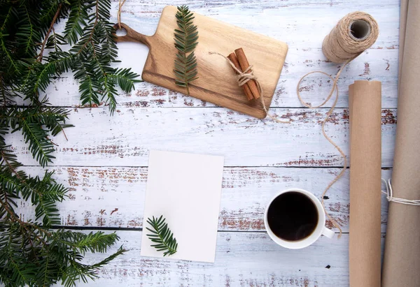 Regalos hechos a mano, taza de café y tarjeta con pluma en una vieja mesa de madera — Foto de Stock
