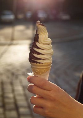  # Waffle bardağında uzun bir dondurmayı tutarken #