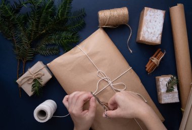  Eller Leo 'yu Noel hediyeleriyle ambalajda kesti.
