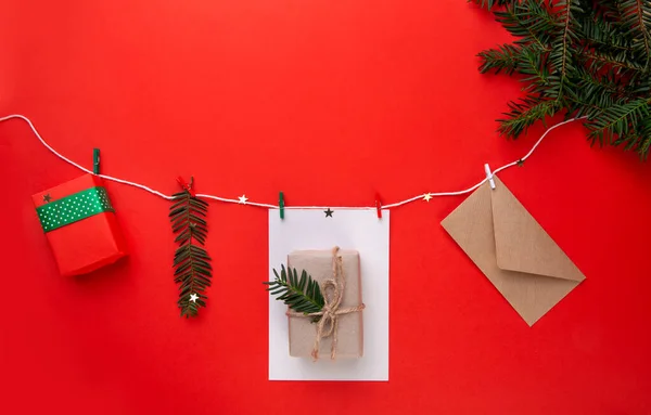 Hoja blanca de papel sobre y caja con un regalo en una cadena blanca — Foto de Stock