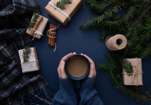 Niñas manos poner una taza con café en una mesa azul — Foto de Stock