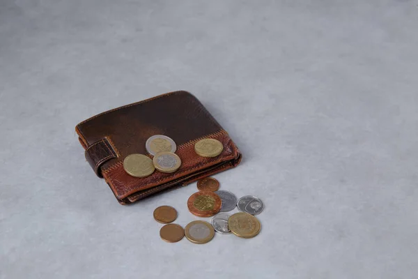 La billetera se encuentra en la mesa de luz y las monedas de metal se dispersan junto a ella — Foto de Stock