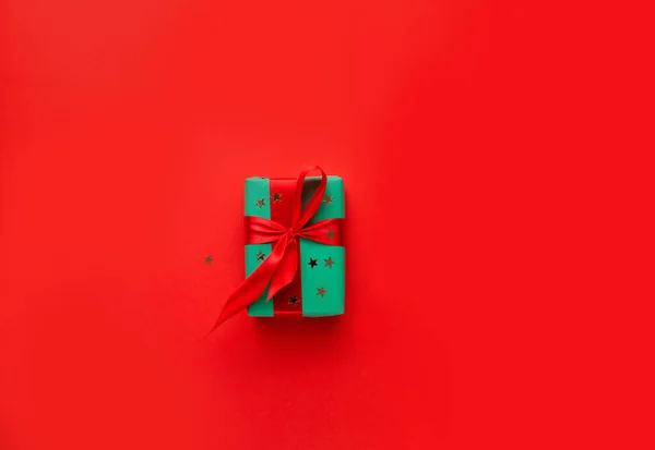 Kırmızı masada Noel süsleriyle Noel hediyesi. 