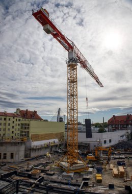 Otobüs durağının şantiyesindeki vinç kaldırma. 6 Ekim, Opole, Polonya