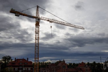 Otobüs durağının şantiyesindeki vinç kaldırma. 6 Ekim, Opole, Polonya