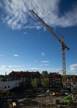 Otobüs durağının şantiyesindeki vinç kaldırma. 6 Ekim, Opole, Polonya
