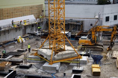 Otobüs durağının şantiyesi. 6 Ekim, Opole, Polonya. 