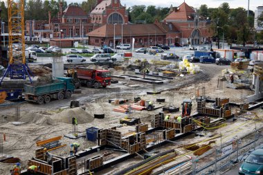 Otobüs durağının şantiyesi. 6 Ekim, Opole, Polonya. 