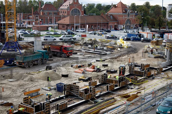 Otobüs durağının şantiyesi. 6 Ekim, Opole, Polonya. 