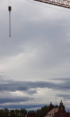 Otobüs durağının şantiyesindeki vinç kaldırma. 6 Ekim, Opole, Polonya