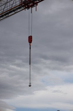 Bir inşaat vincinin parçası Bulutlu mavi gökyüzüne karşı, akşam 