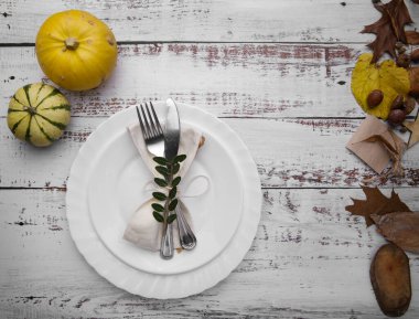 Eski bir masanın üzerinde balkabakları ve çatal bıçaklarla sonbahar kompozisyonu