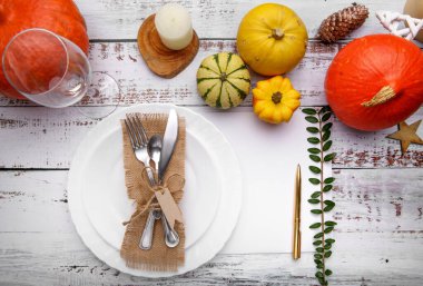 Çatal bıçak ve balkabağı ile sonbahar kompozisyonu