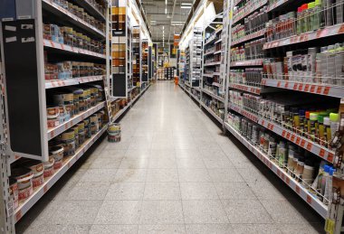 OBI mağazasında boyalı ve vernikli raflar Polonya Opole 08.10.2020