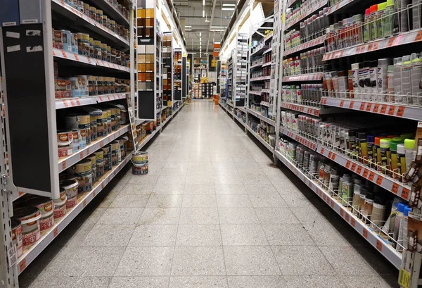 OBI mağazasında boyalı ve vernikli raflar Polonya Opole 08.10.2020