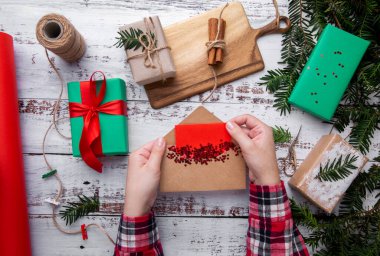  Eller yeni yılın yanında bir zarf kartpostalına konur.