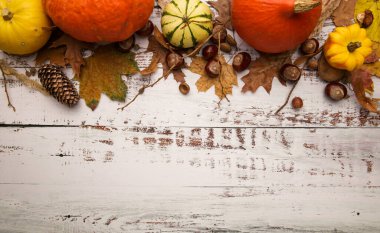Beyaz masada Cadılar Bayramı veya Şükran Günü kompozisyonu. Boşluğu kopyala.